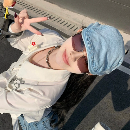 Zhang Yuanying - это та же легкая роскошная роскошная золотисто -беспрепятственные солнцезащитные очки