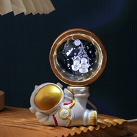 Молодой астронавт [Рождественский снеговик]