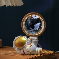 Гибкий космонавт, дельфин