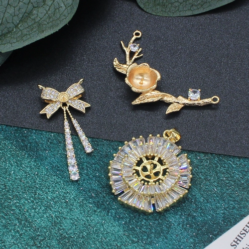 Натуральный аксессуар, цирконий, инкрустация камня, подвеска с бантиком, инкрустировано бриллиантами, микроинкрустация