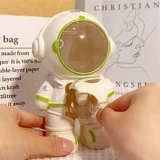 Астронавт в водоснабжении водой