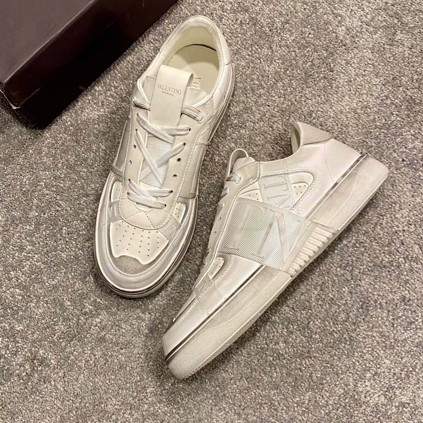 Спортивные ретро-белые низкие кеды Valentino/