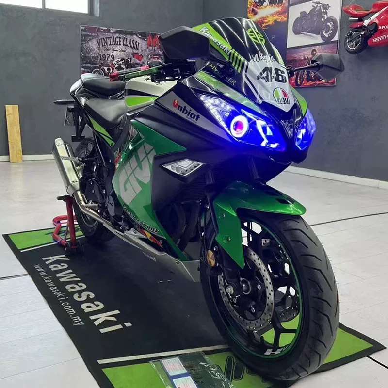 Мотоцикл Kawasaki Ninja R3 — спортивный взрослый байк, несколько цветовых вариантов, разрешён для регистрации