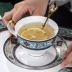 Cà phê Cup Saucer Bone China hộ gia đình hiện đại châu Âu nhỏ trà hoa sang trọng với thìa gốm Bắc Âu ánh sáng sang trọng đỏ tách trà đặt - Cà phê