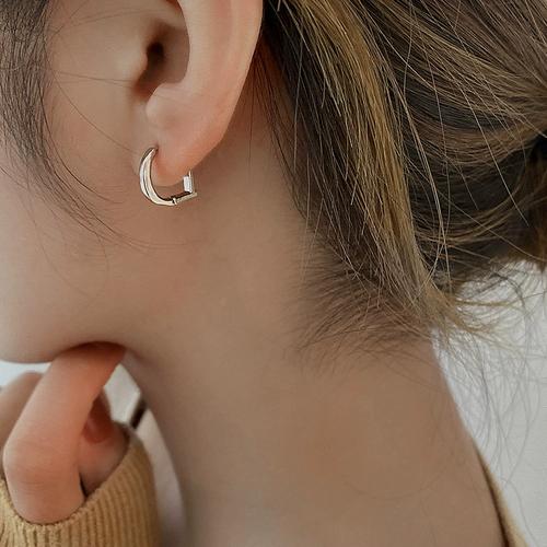 Маленькие серьги с буквами, брендовая металлическая серебряная игла, популярно в интернете