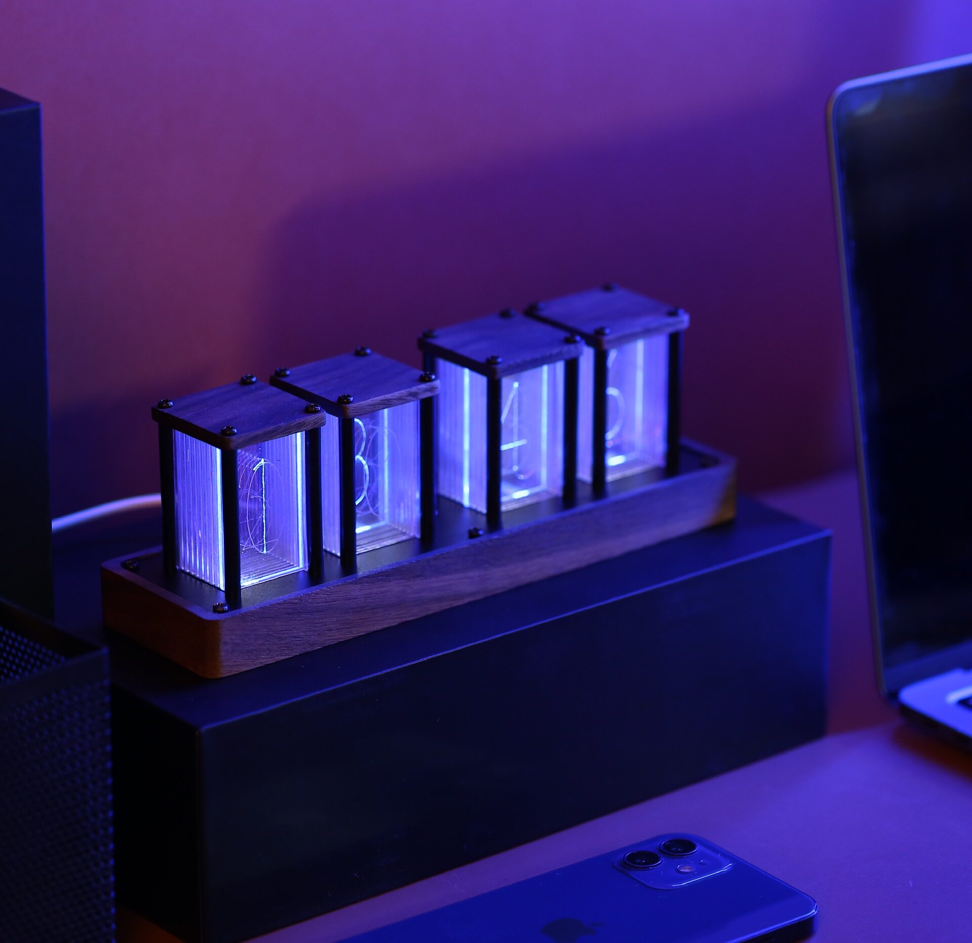 Настольные цифровые часы ZT-001R с LED-эффектом трубок