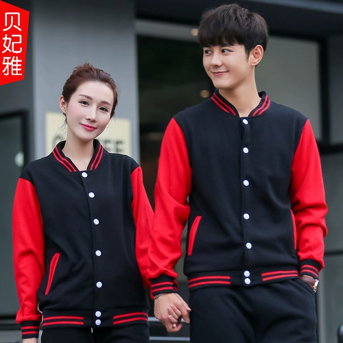 Официант, работающий официант для работы с молочным чай