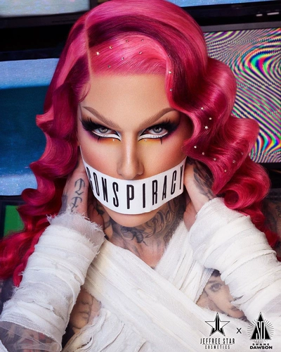 Spot Jeffree Star, сотрудничая с Шейном Доусон, тени для век j Сестра заговор