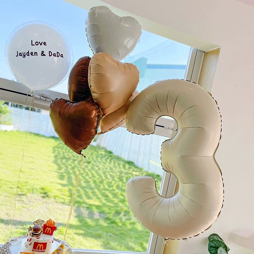 40 -INCH CREAM DIGICAL HITELDHENT ALUMINUM FINAM CARAMEL с Iron Star Love Fluttering и пустой макет сцены с мячом