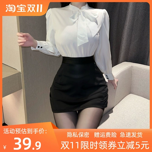 Ее кошка Геркат: Сексуальная женщина -секретарь соблазняет секс -пижаму прозрачные настроения.