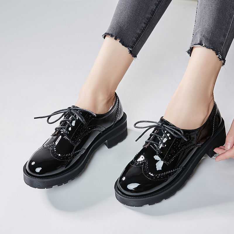 2018新款韩版布洛克英伦风小皮鞋平底学生厚底加绒漆皮黑色单鞋女
