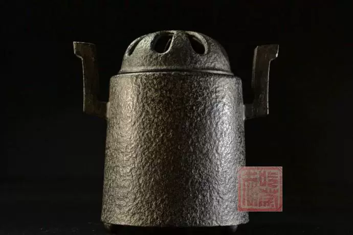 十三代人間国宝鈴木盛久（繁吉）造牡丹唐草紋平丸型半砂鉄鉄瓶