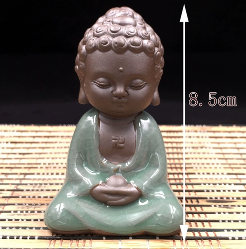 Творческие керамические украшения дзен молодой монк Рулай дзен сидит пурпурно -песочная керамика зеленая глазурь Офисная автомобиль внутренний подарок