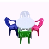 Наружные кабинеты, пластиковые столы и комбинации стул Утолдены для взрослых повседневного на заднем кресле.