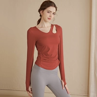 Кирпично красный.