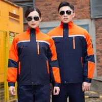 Скрытая синяя апельсиновая куртка на плече.