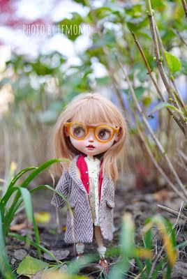 taobao agent Le Momo Doll new Blythe Wool Woors Coat Spot Free Shipping 6 points small cloth dolls wearing brown gray