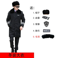 Черное пальто имеет волосатый воротник с аксессуарами с хлопковой шляпой