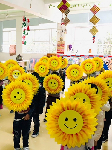 Осенние игры портативные руки, державшие цветы