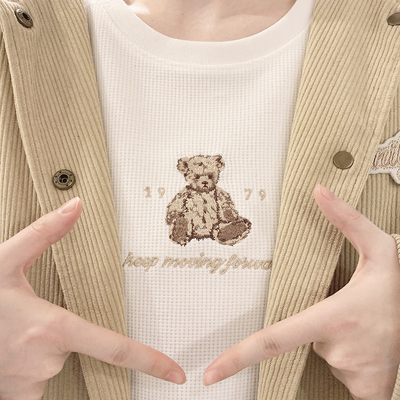 taobao agent Retro white crooked T-shirt, with embroidery, with little bears, long sleeve