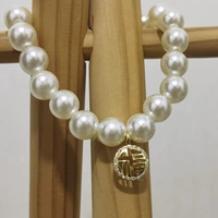 Одно белое ожерелье