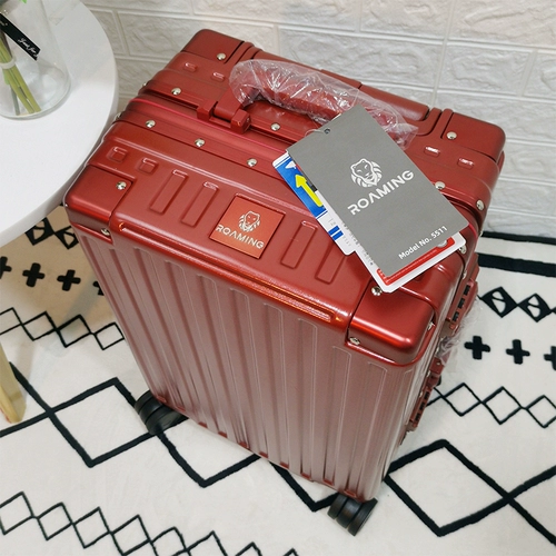 Прочный красный чемодан