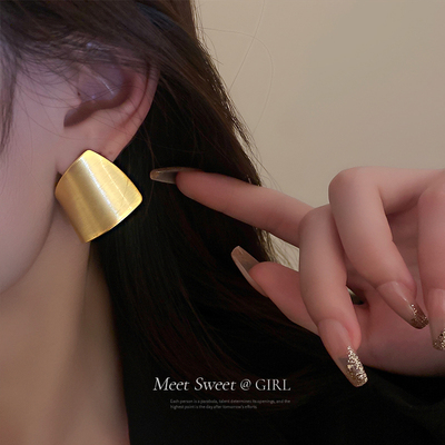 taobao agent Advanced earrings, simple and elegant design, high-quality style, light luxury style, internet celebrity