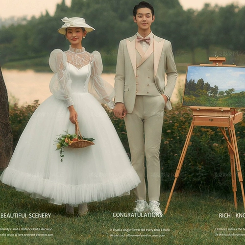 Свадебное платье подходит для фотосессий, садовые фонари для влюбленных