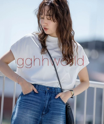 Носит пурпурно-золотую корону с хвостом феникса, золотые доспехи в цепях, туфли из шелковых облаков лотоса и держит золотой обруч Жуйи.