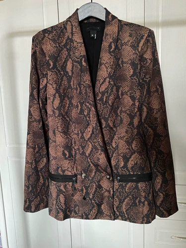 Tejo's True Love Snake Pattern Beauty Bulp, жена выглядит хорошо би входит