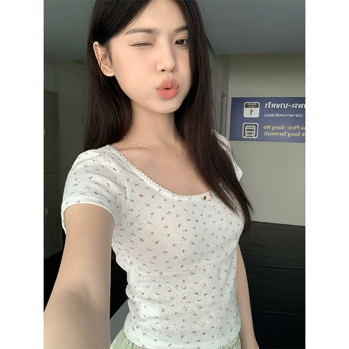 Дизайнерская летняя короткая футболка с коротким рукавом, облегающий крой, цветочный принт, тренд сезона, городской стиль, яркий броский стиль, по фигуре