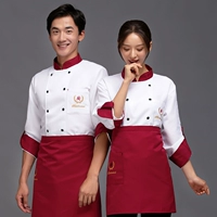 Белый лонгслив, красный фартук