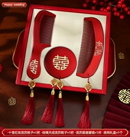 Подарочная коробка [1 пара десятимильной красной макияжа + 1 пара красивой пары Tiancheng Comb + 1 Пара круговой бахроны зеркала]