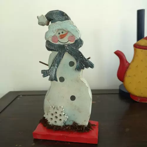 Очистите пятнистые и изношенные снежные куклы пускающих кукол.