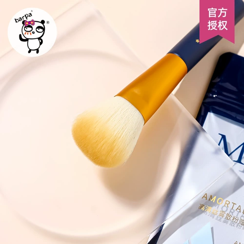 Кисть, пудра, большие мягкие румяна для контуринга, придает объем