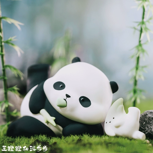 Wang Pie Chi и Ban Boute, чтобы сыграть серию слепых коробок.