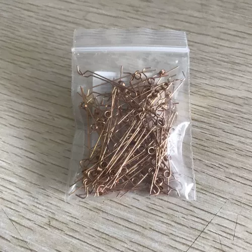 Нападающий пианино в середине источников пружин на пианино