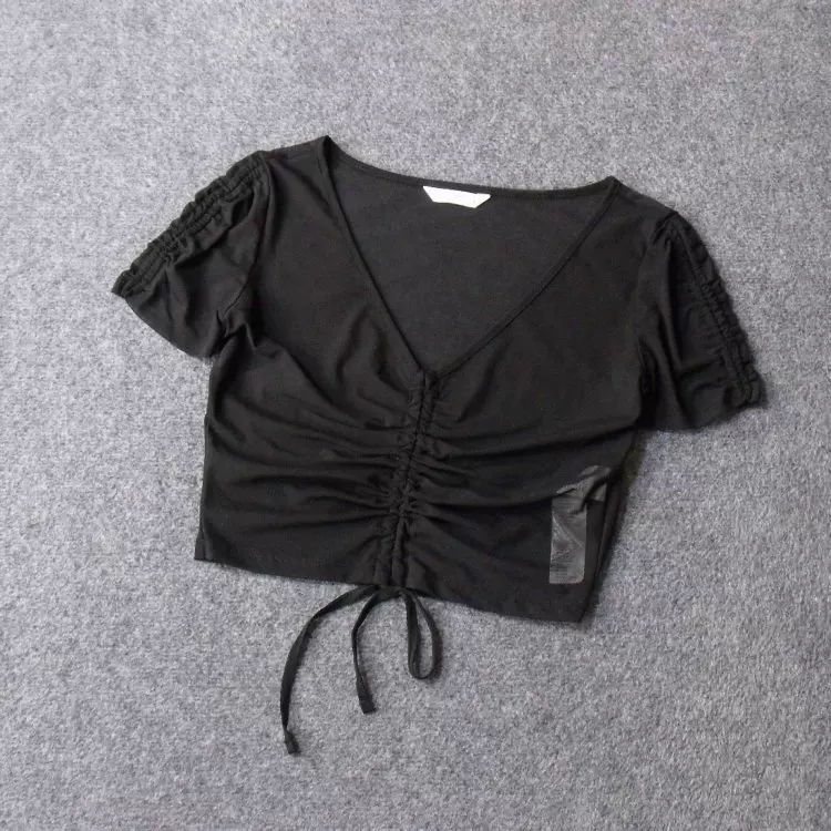 Короткая майка-ветровка, плащ, slim fit, V-образный вырез, шнурок, с коротким рукавом