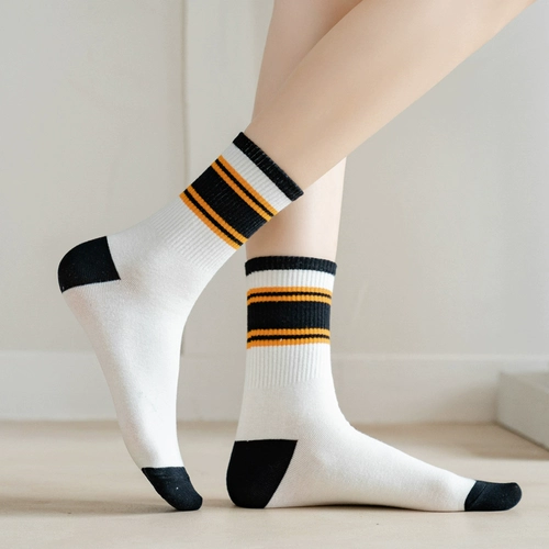 Цветные полосатые носки высокого носка с носками