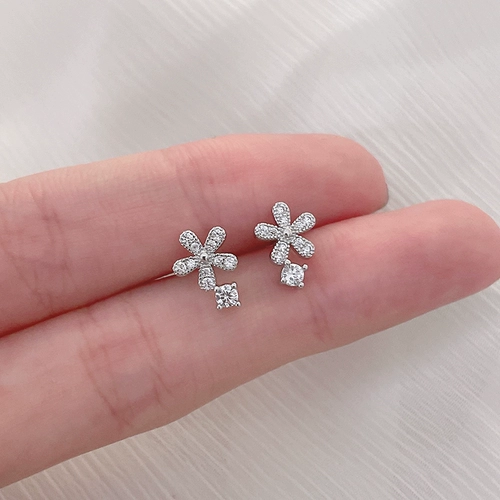 Свежие маленькие серьги в форме цветка, серебро 925 пробы, в корейском стиле, простой и элегантный дизайн
