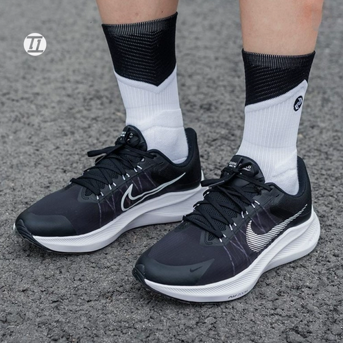 Nike Nike Air Zoom Winflo 8 Черно -белая подушка медленная вибрация, дышащая повседневная кроссовка CW3419