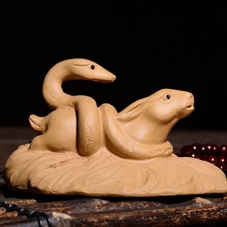 特价宜兴紫砂茶宠小摆件 茶道配件精品茶盘茶玩 全手工雕塑蛇盘兔