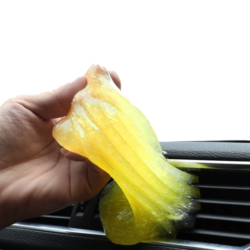 Очистка мягкого резинового автомобиля по принадлежном поляра