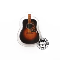 Деревянная гитара колибри длиной около 4 см