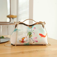 Рыба играет в форме лотоса