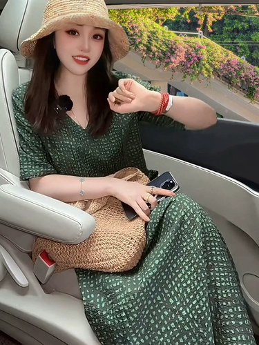 Зеленое летнее платье, корсет, длинная юбка, изысканный стиль, яркий броский стиль, V-образный вырез