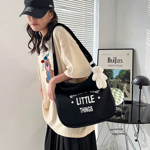 Универсальная черная подвеска, белая сумка, 2022, тренд сезона