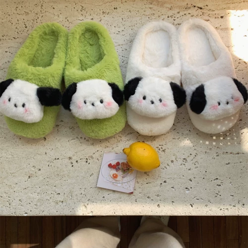 Эта пара тапочек абсолютно!Миссис Симпатичный щенок, детские, зеленые хлопковые тапочки, девочки в зимней комнате дома, батоу