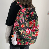 Черный цветок увеличивает белую утку