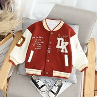 Красная бейсбольная форма